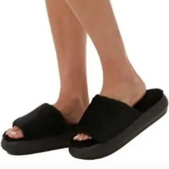 Women's Platform Faux Fur Slide Slippers Indoor Outdoor Black Medium or Large - Picture 1 of 6